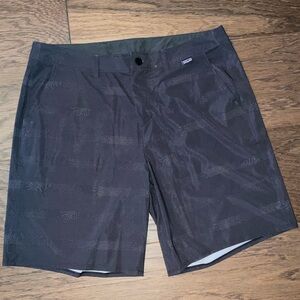 Patagonia Hydropeak Hybrid Shorts
Color: Marine Fog/Ink Black
Size: 34”